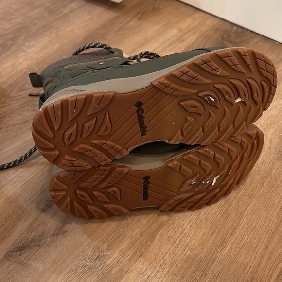 Hunter green meadows shorty Columbia snow boots - Picture 9 of 9